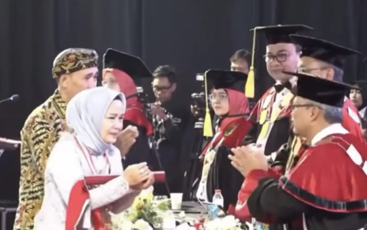 momen haru kedua orang tua gantikan wisuda anaknya yang telah wafat karena kanker (Sumber : instagram @folkshit)