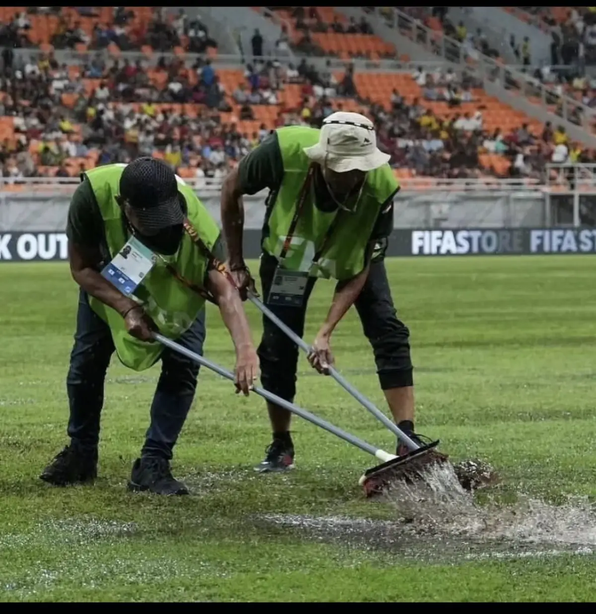 Momen saat rumput JIS diserok karena genangan air sesaat laga Brasil VS Argentina berlangsung (Sumber : instagram @sisiterang.official)