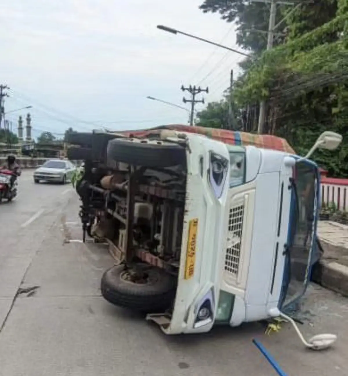 truk pengangkut terguling di depan puskesmas Ta (Sumber : Instagram @kejadiansmg)