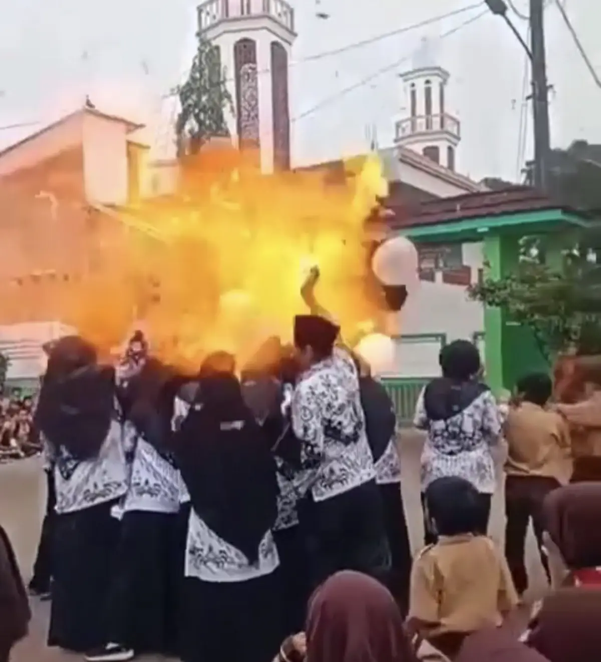 video detik-detik balon meledak saat perayaan Hari Guru Nasional (Sumber : instagram @undercover.id)