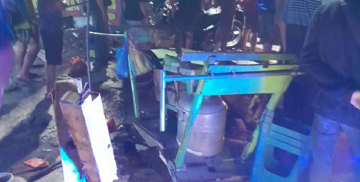 Terjadi kecelakaan di Jalan Gajah Raya, Siwalan, Gayamsari, Kota Semarang, Sabtu 25 November 2023 malam, melibatkan motor yang menghantam gerobak bakso. (Sumber : Instagram @kejadiansmg)