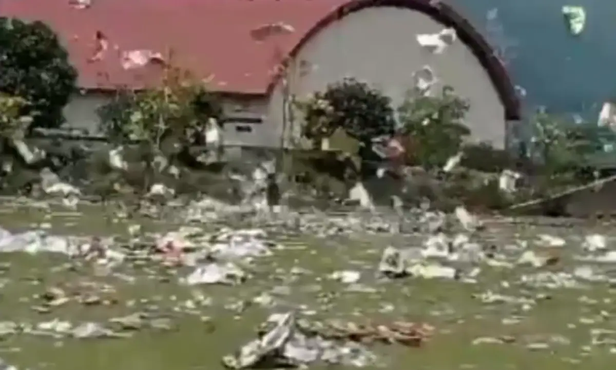 Sampah-sampah beterbangan di udara setelah kena terjang angin kencang di GOR Stadion Wujil, Ungaran, Kabupaten Semarang, Minggu 26 November 2023. (Sumber : Instagram @smg_repostt)