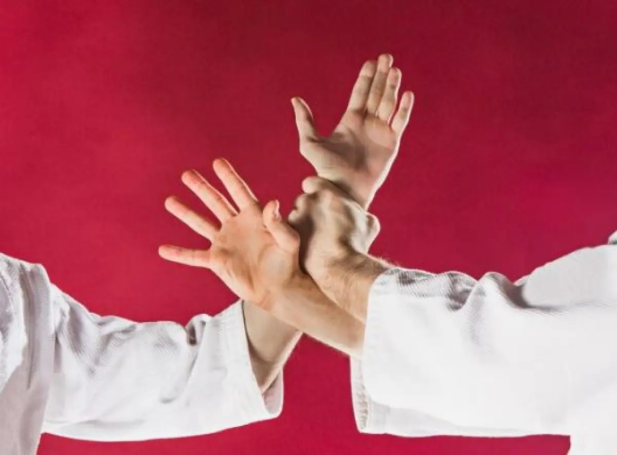 Ilustrasi | Siswa SMPN 5 Karanganyar Meninggal Diduga Gegera Ditendang Senior Silatnya (Sumber : Freepik/master1305)