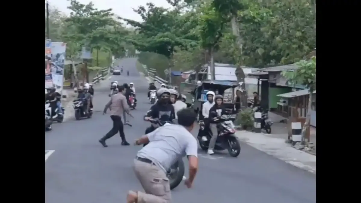 Aksi Konvoi Puluhan Remaja Dihadang Polisi, Sempat Ancam Warga dan Mengeluarkan Senjata Tajam (Sumber : x.com/@merapi_uncover)