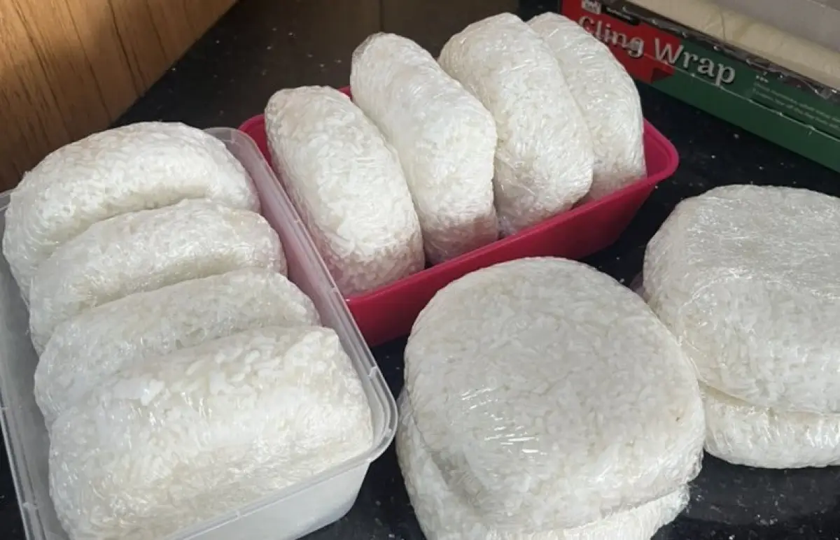 Resep nasi beku yang viral di media sosial, bisa bertahan 3 bulan, hemat beras dan listrik, cocok untuk anak kos. (Sumber : X @katriel_scenny)