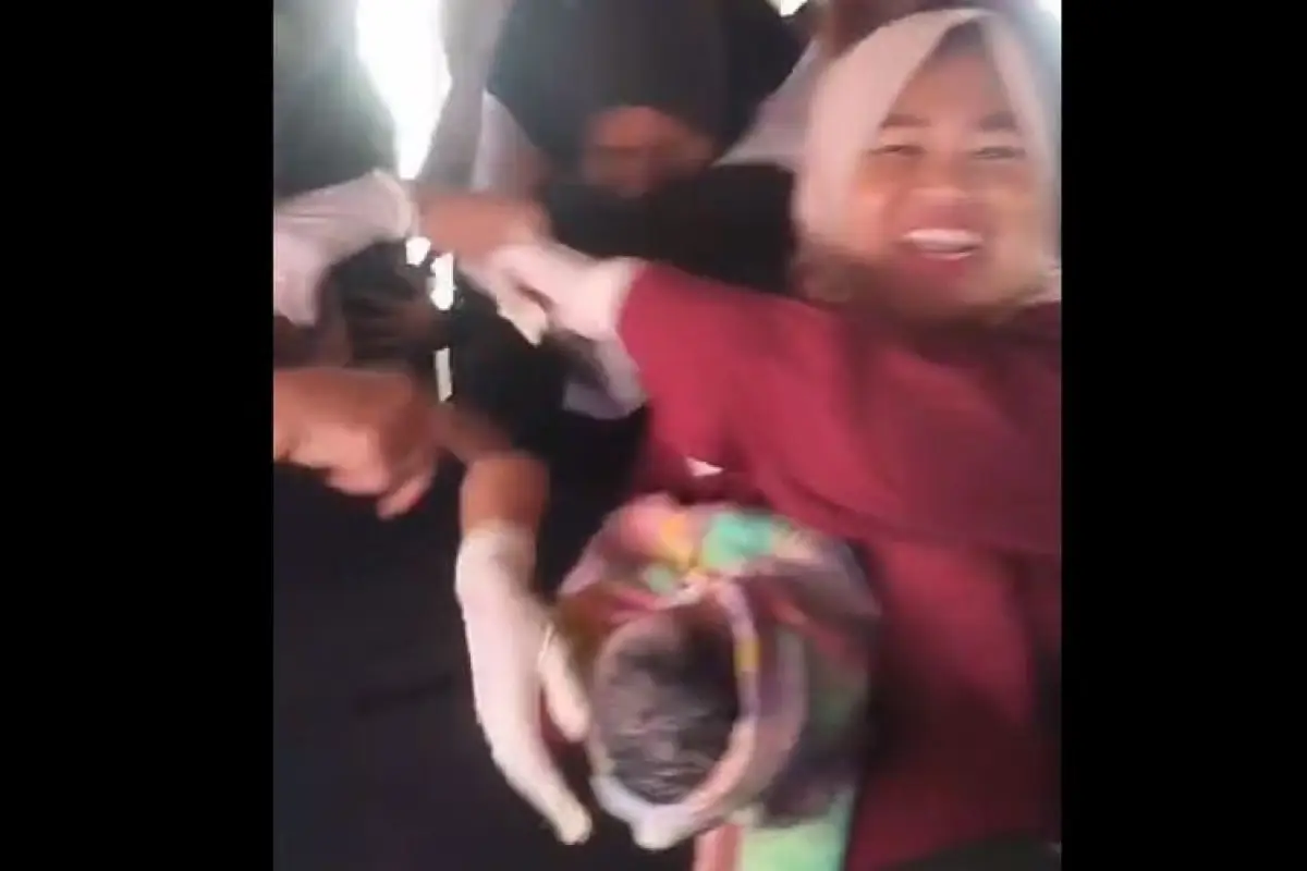 Sebuah video yang viral di media sosial menampilkan seorang warga Kuala Kampar, Kabupaten Pelalawan, Riau, yang melahirkan seorang bayi perempuan di atas speed boat Kurnia Jaya pada Minggu (26112023).