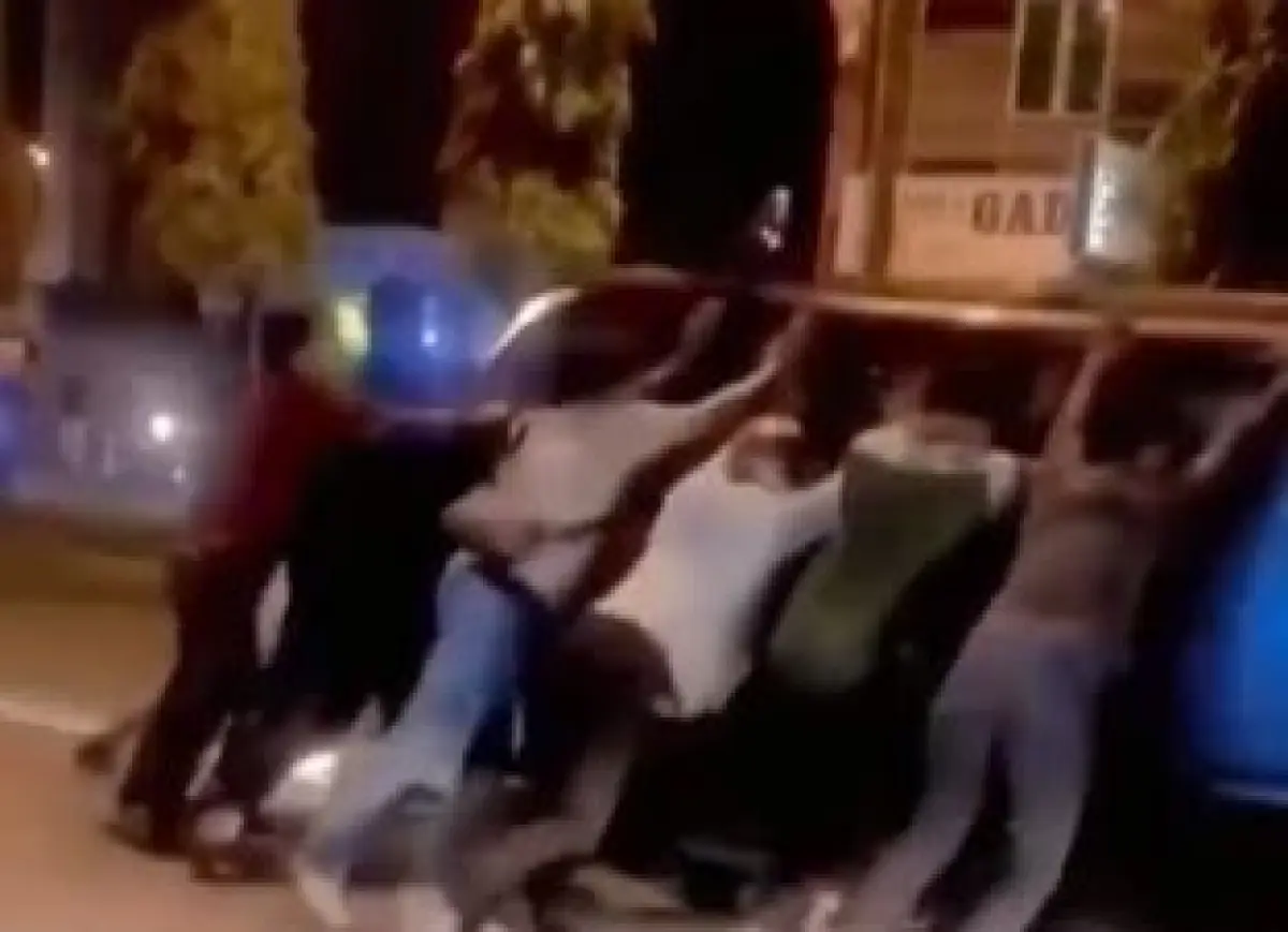 Mobil Terbalik Langsung Tancap Gas Setelah Dibantu Warga Ke Posisi Normal (Sumber : x.com/@sopir_idiot)