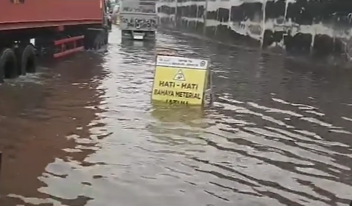 Jalur alternatif untuk menghindari banjir di kawasan Jalan Kaligawe, terpantau pada Selasa 28 November 2023 pagi masih tergenang air cukup tinggi. (Sumber : Polsek Genuk)