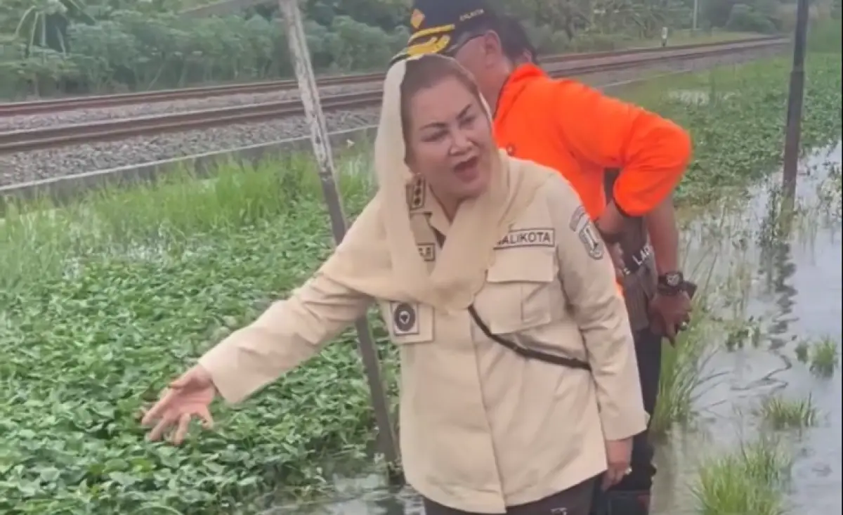 Wali Kota Semarang, Mbak Ita, rela menerobos genangan banjir saat melakukan sidak di sejumlah titik di Kota Semarang yang terendam banjir, Selasa 28 November 2023. (Sumber : Instagram @mbakitasmg)