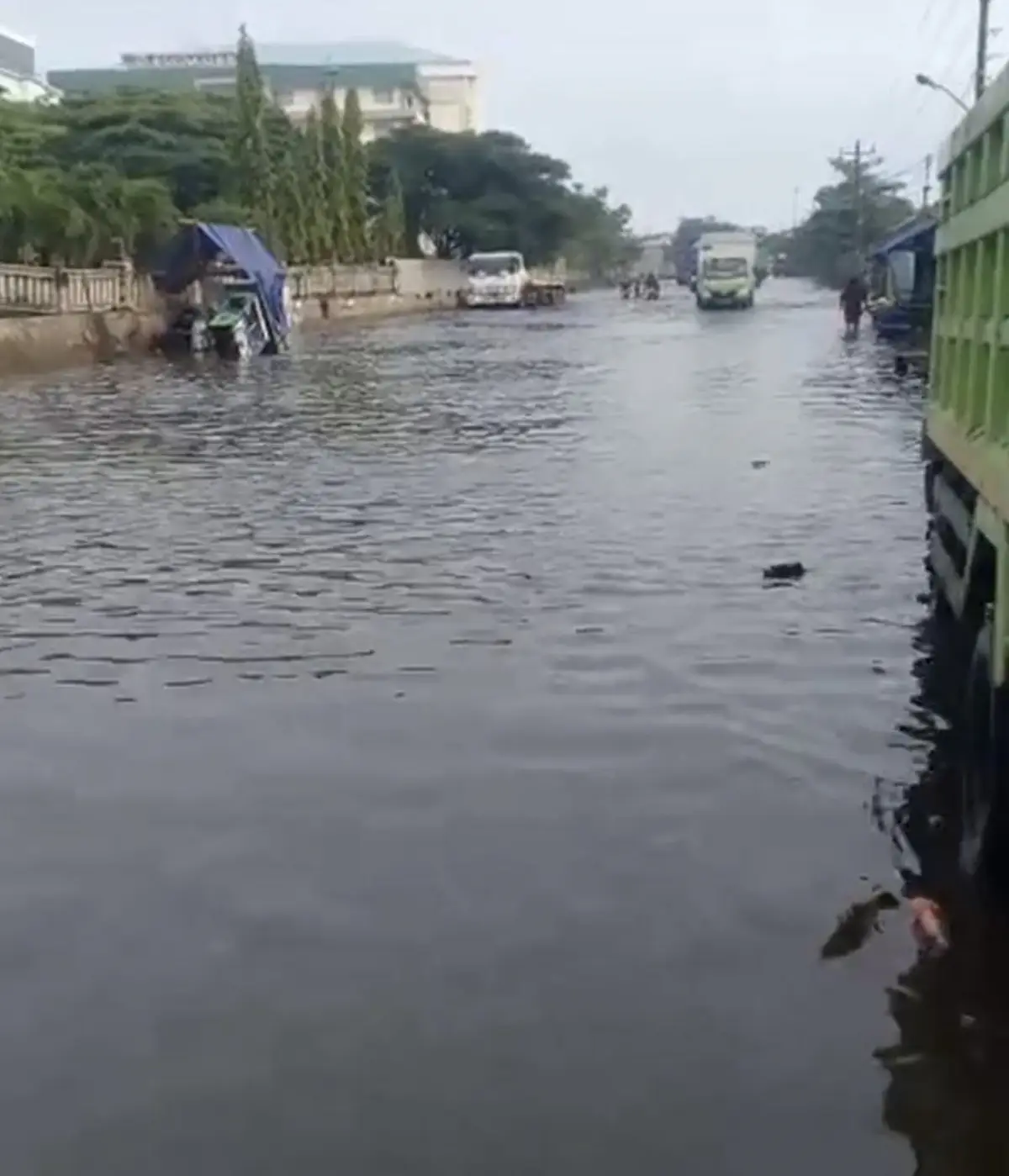 kondisi banjir di Kaligawe (Sumber : instagram @infokejadian_genuk)
