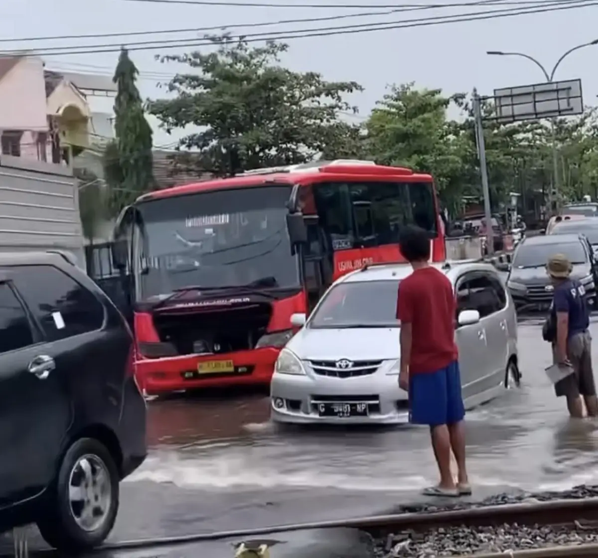 Banjir masih menggenang sebagian besar wilayah Kota Semarang, arus lalu lintas dialihkan (Sumber : instagram @infokejadian_semarang)