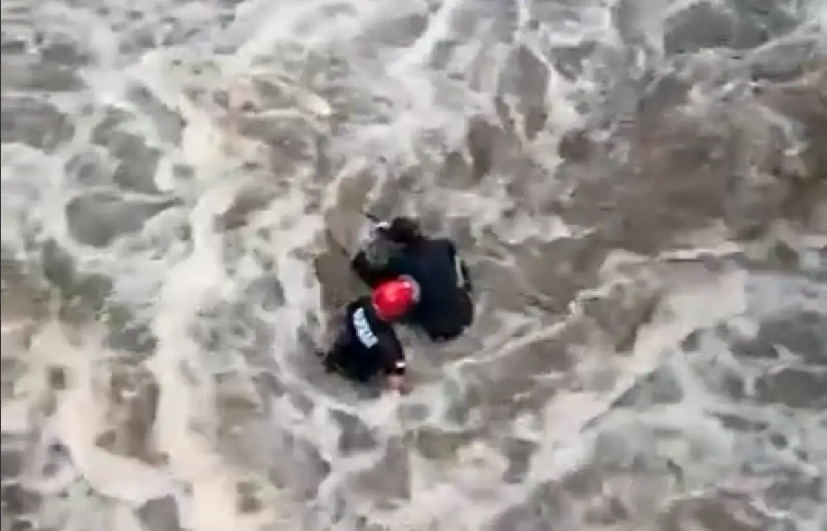 Seorang pemancing bernama Alfian Aldi Saputra terjebak banjir di sungai bawah Jembatan Panjang, Ambarawa, Kabupaten Semarang, Selasa 28 November 2023. (Sumber : Instagram @damkarkab.semarang)