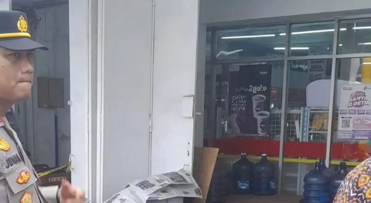 Seorang pria ditemukan tewas dalam kondisi dudul di depan minimarket Alfamart yang berlokasi di Jalan Abdul Rahman Saleh, Kota Semarang, Rabu 29 November 2023. (Sumber : Instagram @infokejadiansemarang.new)