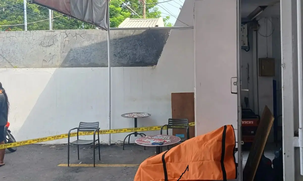 Seorang pria yang duduk di depan minimarket Alfamart Jalan Abdul Rahman Saleh Semarang rupanya sudah dalam kondisi tak bernyawa, Rabu 29 November 2023. (Sumber : Instagram @infokriminalsemarang)