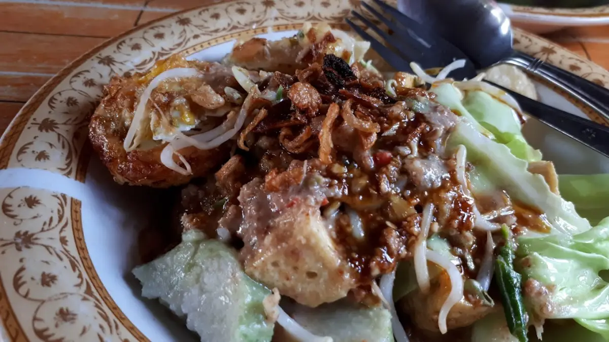 Ke Kota Semarang jangan lupa untuk mencicipi Tahu Gimbal Setahun di Puspogiwang, rasanya enak, harga murah namun harus siap antre lama. (Sumber : Google DC Agus Setyawan)