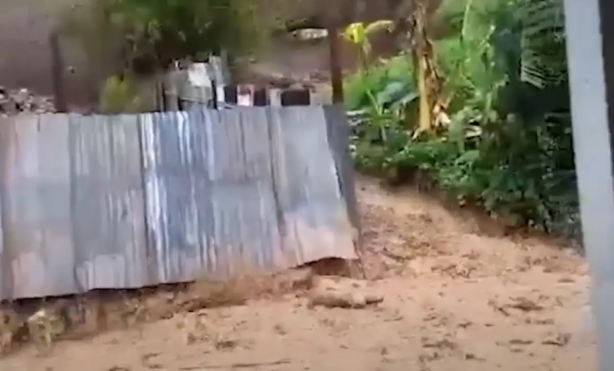 Terjadi tanah longsor di kawasan Jalan Dewi Sartika, Sukorejo, Gunungpati, Kota Semarang, Jumat 1 Desember 2023 siang hari setelah diguyur hujan sedang. (Sumber : Facebook MIK Semarang)