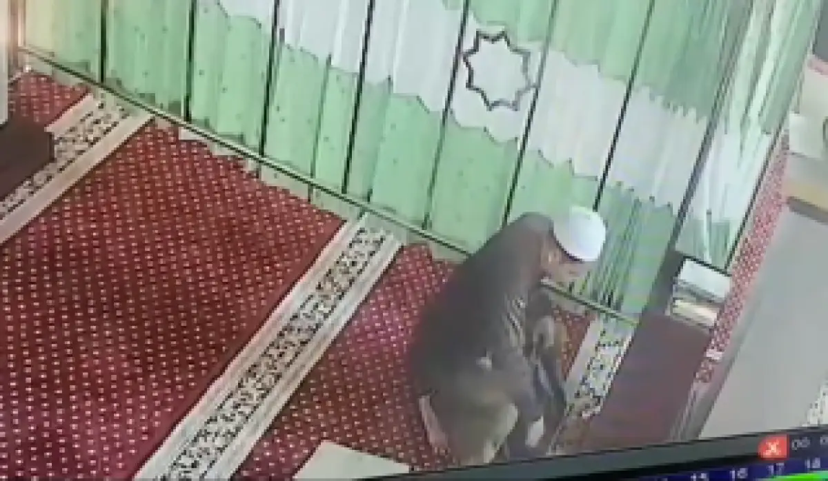 Terekam CCTV, pencurian di masjid (Sumber : Instagram/@peristiwabanua)