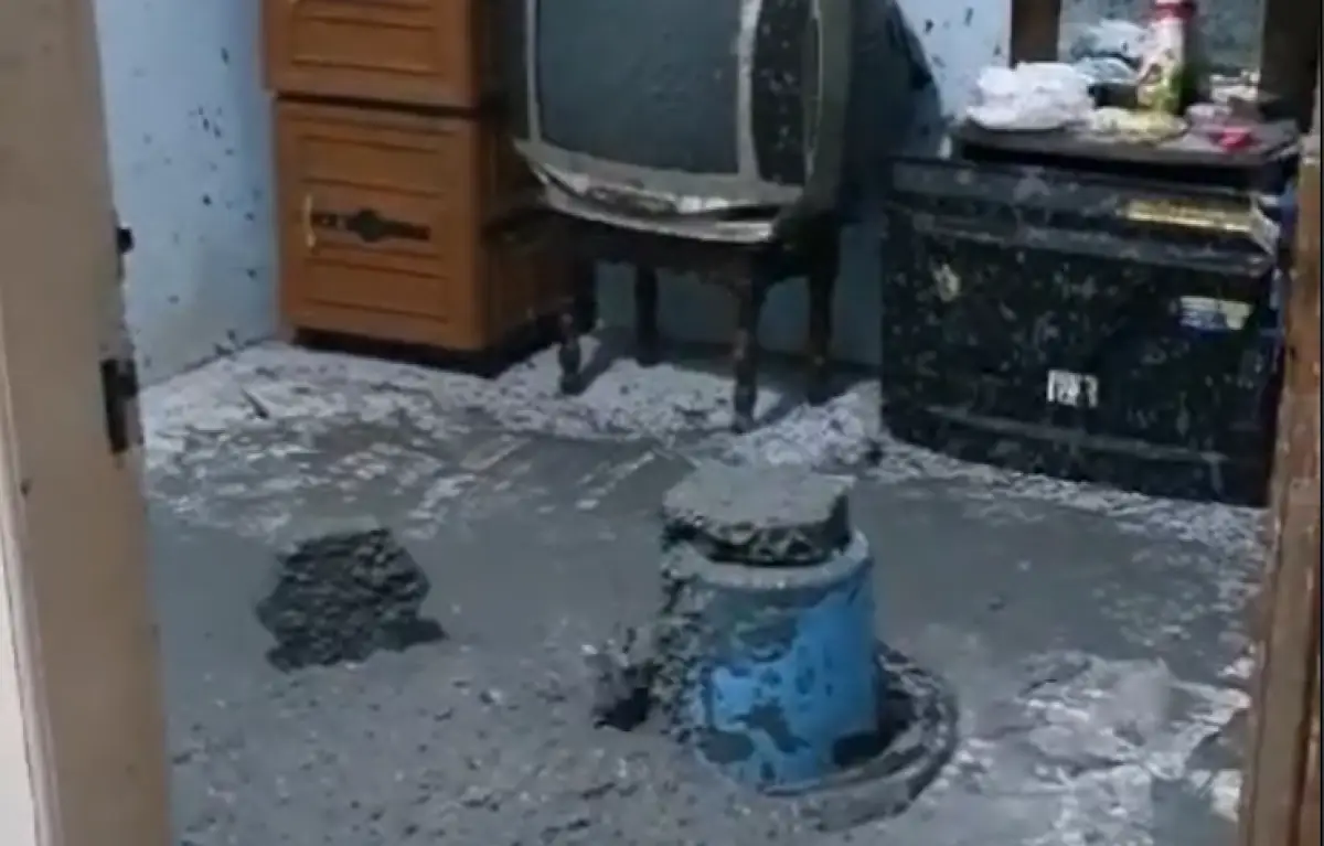 Warga heboh munculnya semburan lumpur di dalam kamar sebuah rumah warga di Desa Tempuran, Kecamatan Demak, Kabupaten Demak. (Sumber : Instagram @ko___ko___89)