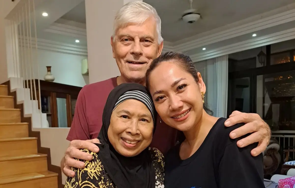 Bunga Citra Lestari (BCL) bersama orangtua mendiang Ashraf Sinclair. (Sumber : Instagram @dida_sinclair)