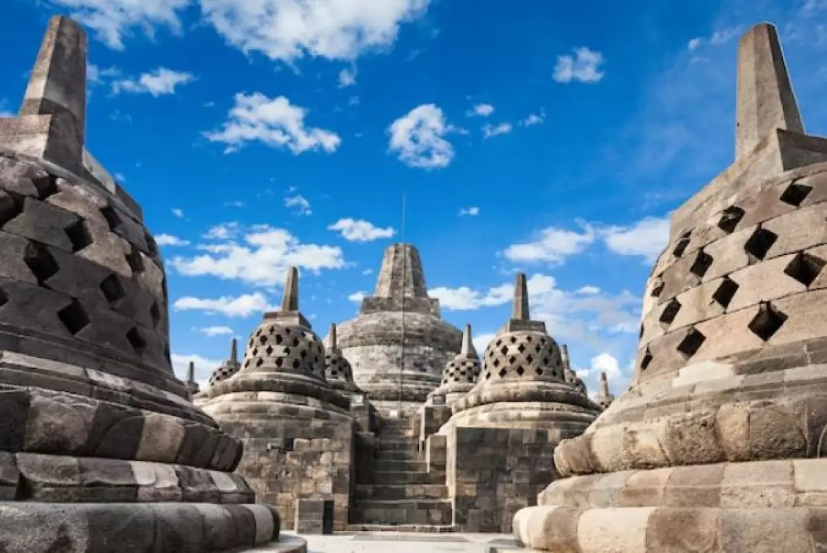 Mengenal Sandal Upanat yang Wajib Dipakai Saat Mendaki Candi Borobudur, Ternyata Digunakan Karena Hal Ini (Sumber : freepik/saiko3p)
