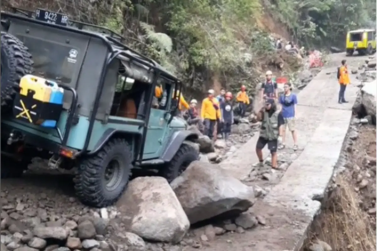 Pembersihan akses jalan penghubung Dusun Gedong dengan Dusun Ngaduman Desa Tajuk, Kabupaten Semarang. (Sumber : BPBD Kabupaten Semarang)