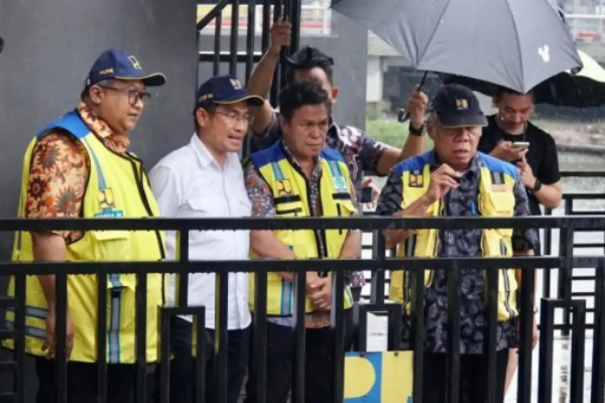 Menteri Basuki meninjau beberapa rumah pompa di Kota Semarang, Jumat, 1 Desember 2023. (Sumber : Kemen PUPR)