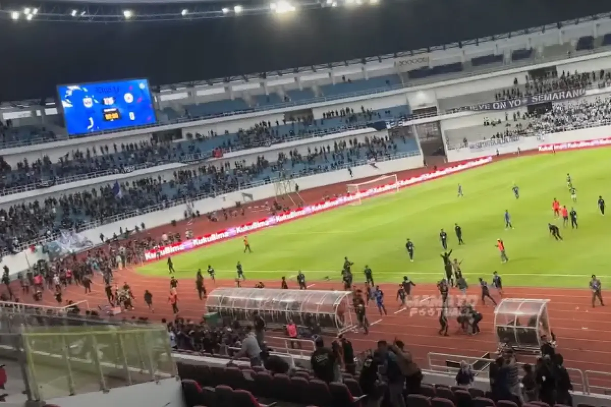 Laga PSIS Semarang vs PSS Sleman pada Minggu, 3 Desember 2023 malam berakhir ricuh. (Sumber : YouTube/Mamayo Football)