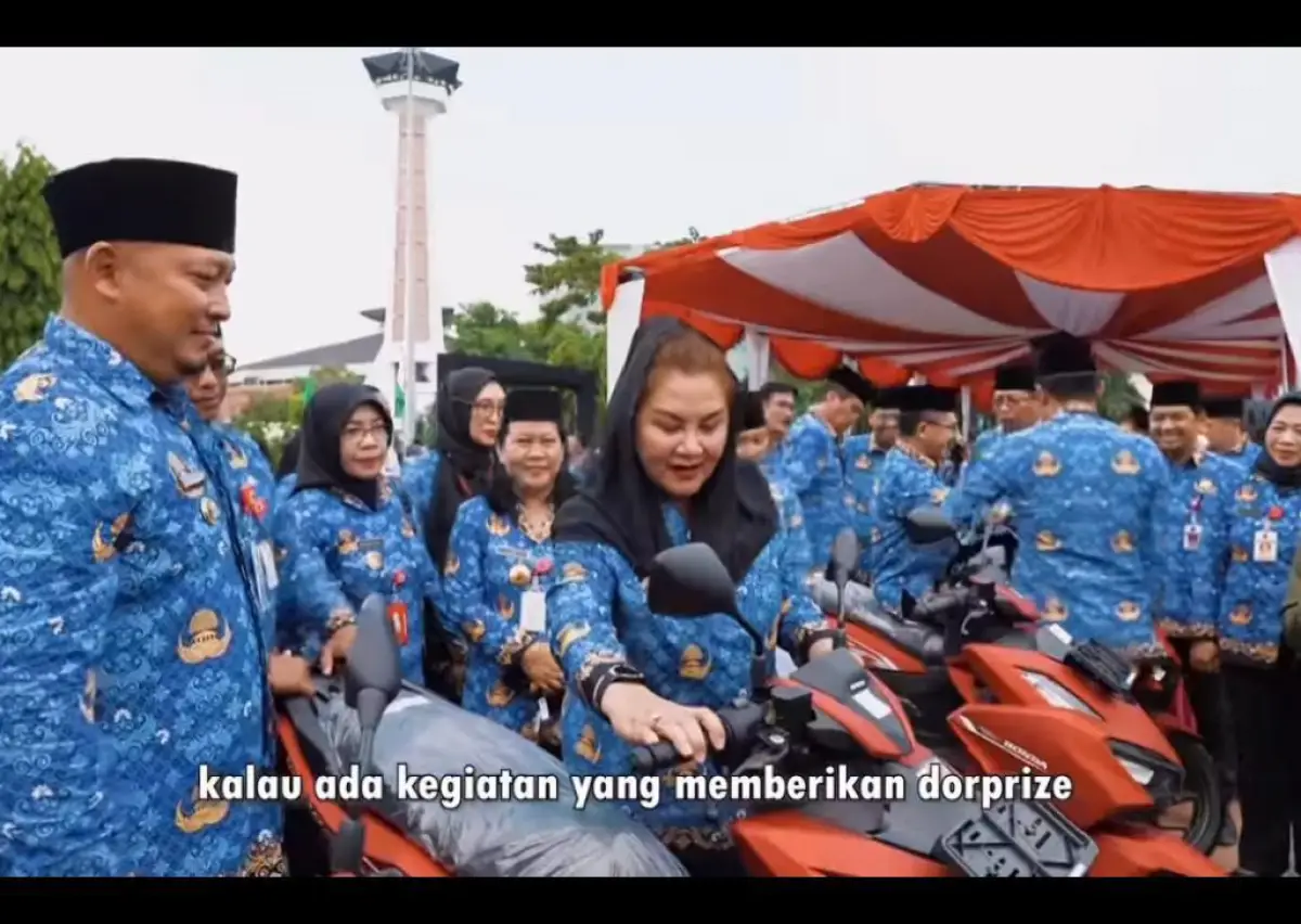 Mbak Ita disebut tak memikirkan solusi banjir, dan malah membagikan inventaris motor untuk lurah dengan anggaran Rp8 Miliar (Sumber : instagram @semarangpemkot)