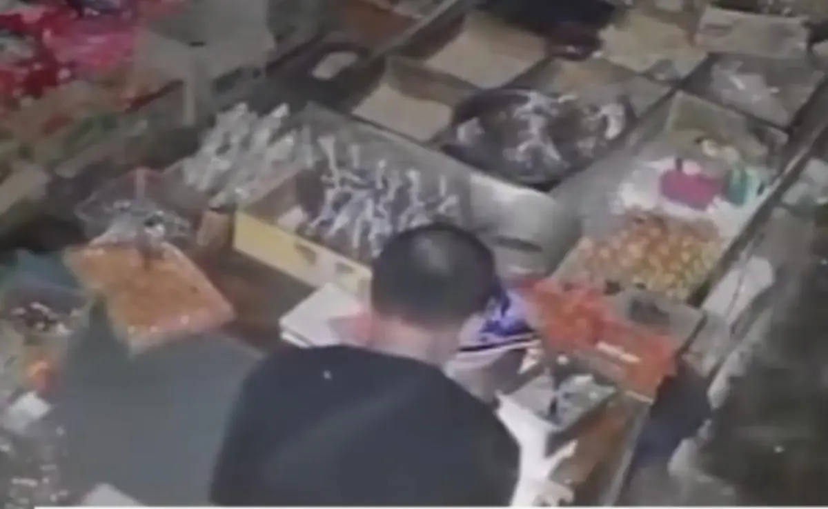 Caleg DPRD Madiun terekam CCTV bobol uang milik toko kelontong (Sumber : instagram @rexontive)