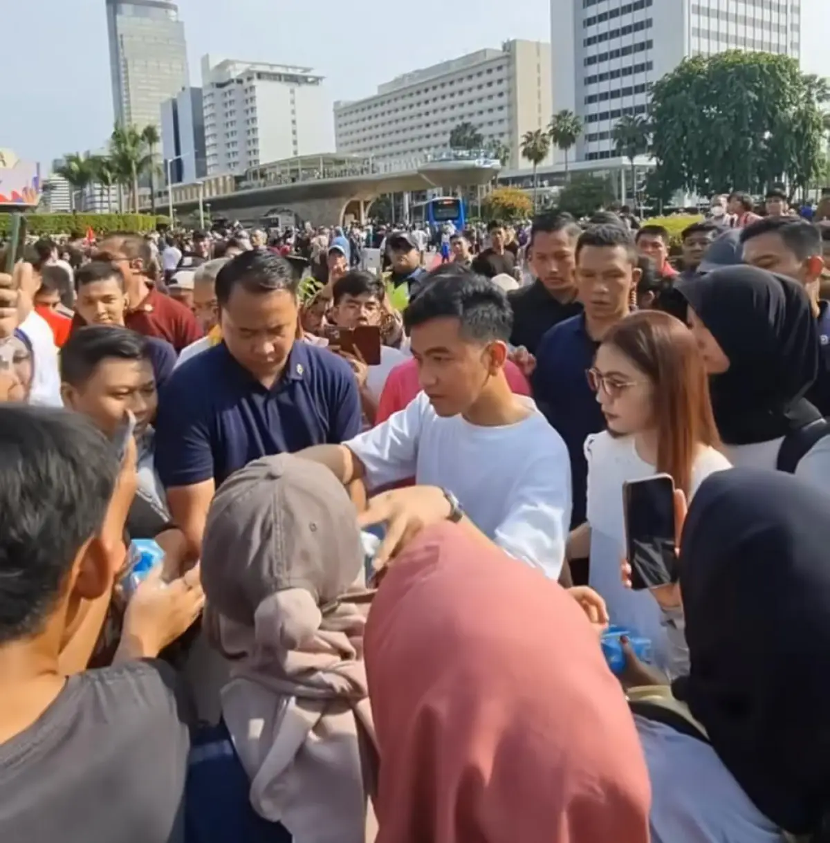 Momen Gibran Rakabuming bagi-bagi susu di CFD (Sumber : instagram @gibran.rakabuming_)