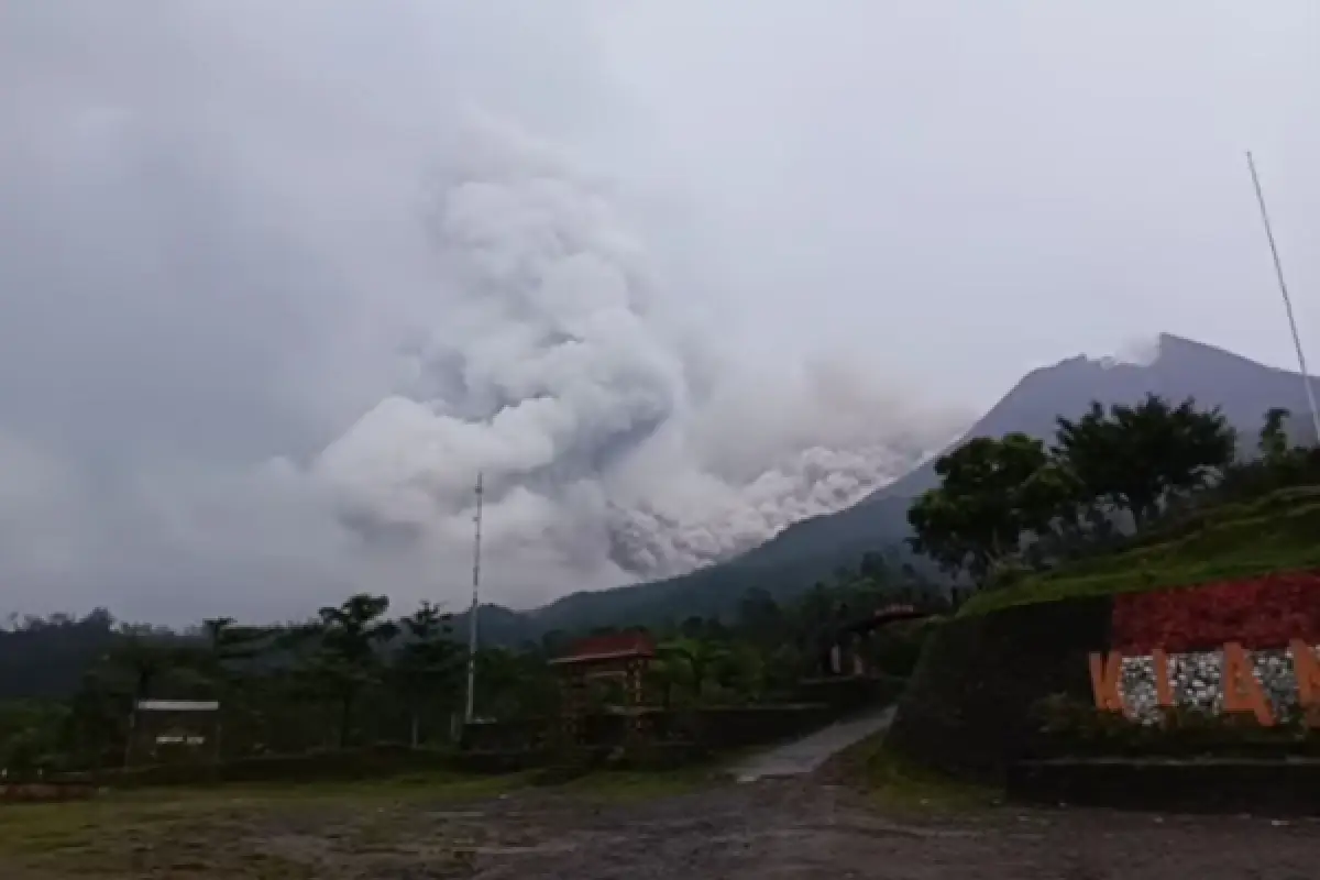 Aktivitas G. Merapi dilihat dari Bukit Klangon Glagaharjo Cangkringan Sleman, Yogyakarta. (Sumber : Instagram/merapi_uncover)