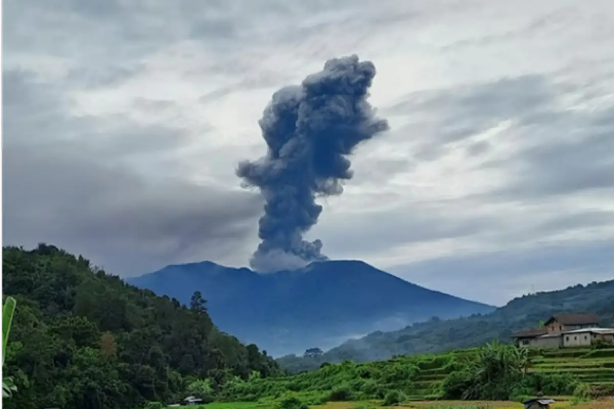 Gunung Marapi kembali erupsi, sebabkan penundaan evakuasi pendaki. (Sumber : Instagram/kaba.bukittinggi)