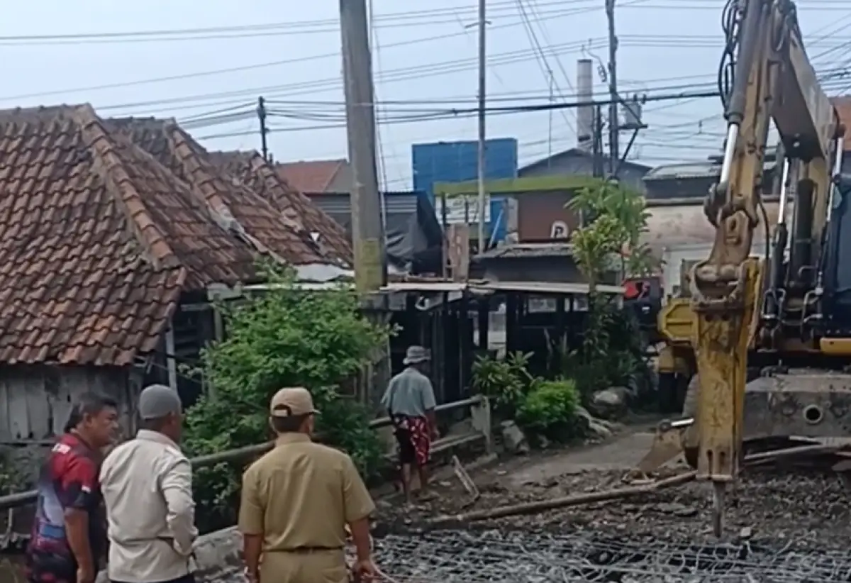 Disebut jadi penyumbat air hingga membuat Jalan Woltermonginsidi kerap banjir selama musim hujan, jembatan di Pasar Genuk dibongkar, Senin 4 Desember 2023. (Sumber : Instagram @infokejadian_genuk)