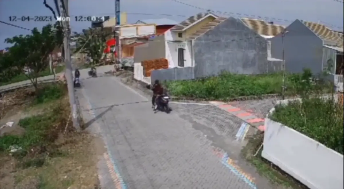 Terjadi tawuran antarpelajar SMP di kawasan Perumahan Bumi Bangetayu Baru, Genuk, pada Senin 4 Desember 2023 siang, membawa senjata tajam. (Sumber : Instagram @portalsemarang)