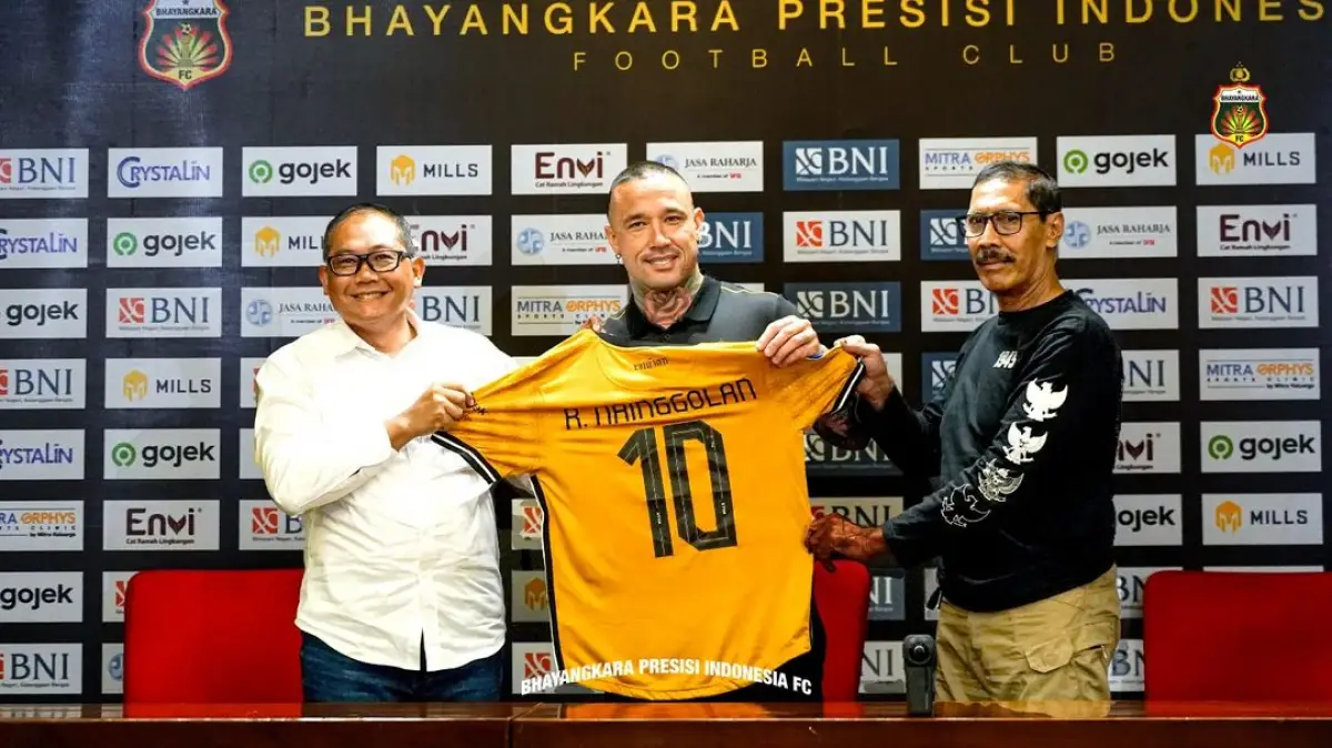 Radja Nainggolan resmi berseragam Bhayangkara FC, kenakan nomor punggung 10. (Sumber : Bhayangkara FC)