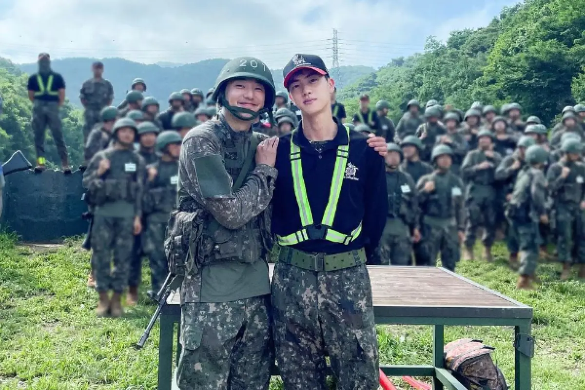 Sersan Kim Seok Jin. (Sumber : Instagram/jin_bighitentertainment)