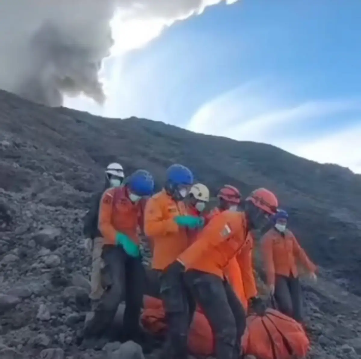 penampakan proses evakuasi pendaki korban erupsi Gunung MArapi oleh tim penyelamat gabungan (Sumber : instagram @info _nagarisumbar)