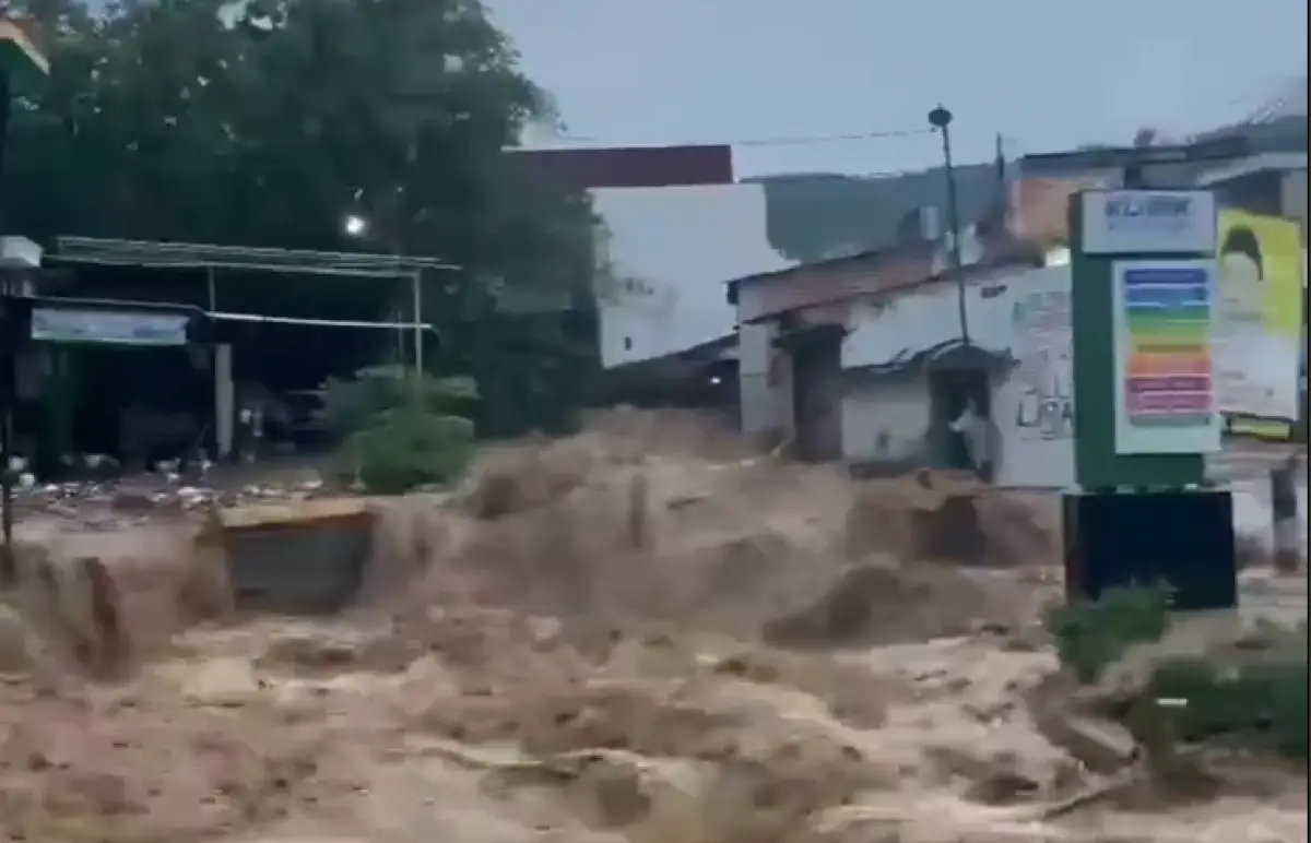 Terjadi banjir akibat aliran Sungai Sukolilo meluap pada Selasa 5 Desember 2023 sore hari setelah diguyur hujan deras di Sukolilo, Pati. (Sumber : Instagram @patisakpore)