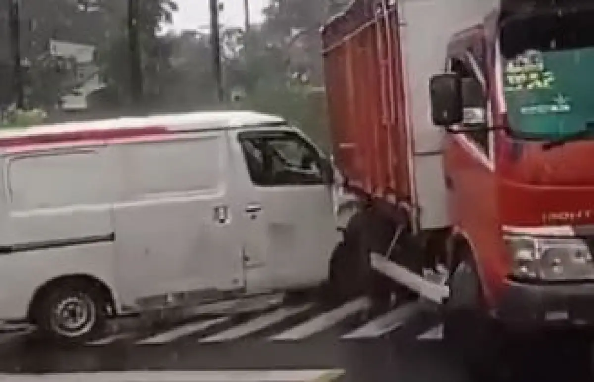 Adu Banteng Di Banaran Libatkan Truk Pasir dan Grand Max, Lajur Dua Arah Macet (Sumber : instagram.com/ambarawa_terkini)