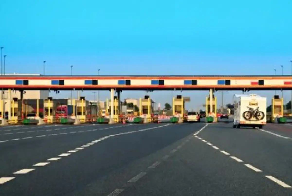 5 Jalan Tol Ini Gratis Saat Nataru (Sumber : Freepik/roman_babakin)