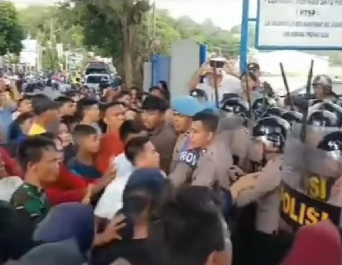 aksi protes warga Sabang diwarnai bentrok dengan aparat Polisi (Sumber : instagram @terang_media)