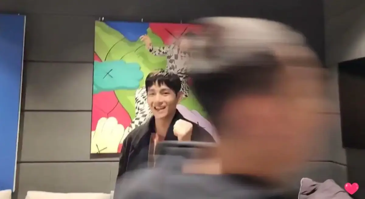 Jungkook dan ketiga member BTS berpamitan dengan penggemar karena akan segera menjalani wajib militer pada pertengahan Desember 2023 ini, ia juga pamer kepala botaknya. (Sumber : Weverse)