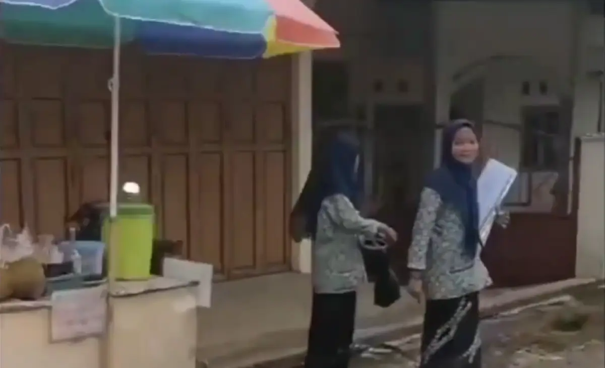 Viral beredar video yang memperlihatkan sejumlah santriwati Ponpes PDF & Ma'had Aly Walindo berjalan kaki untuk berkeliling jualan kalender. (Sumber : Instagram @batanginfo.id)