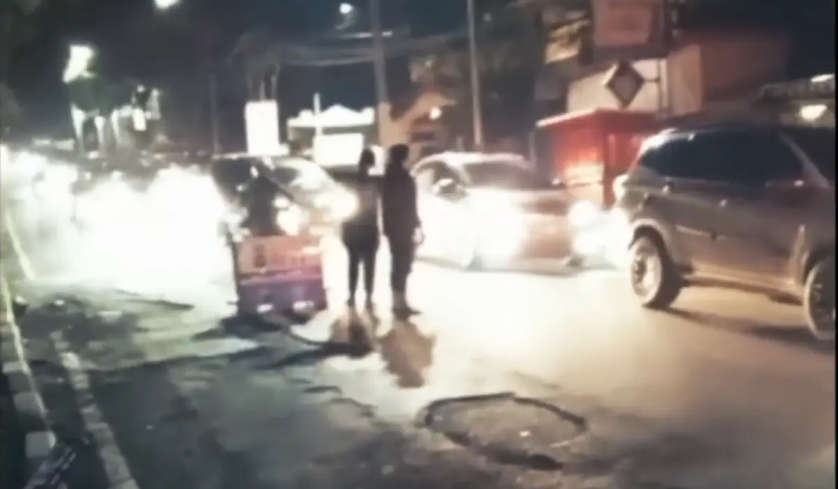 Aksi heroik warga dan relawan mengecor jalan di turunan Gombel, Banyumanik, Kota Semarang, dari hasil patungan untuk membeli semen dan pasir, Selasa 5 Desember 2023. (Sumber : Instagram @smg_repostt)