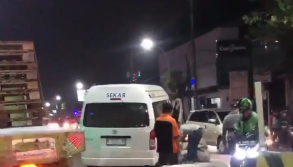 Pembatas atau median di Jalan Majapahit kembali menuai korban, kali ini menjadi sasaran empuk minibus Elf yang melintas hingga pembatas jalan sebagian hancur. (Sumber : Instagram @portalsemarang)