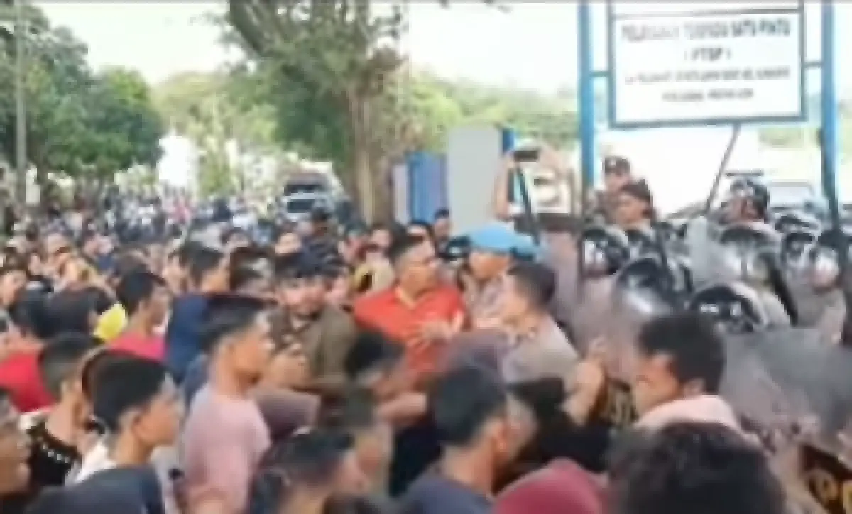 Gegara Menampung Pengungsi Rohingya, Warga Sabang Bentrok Hingga Dorong-dorongan dengan Polisi (Sumber : instagram.com/mimi.julid)