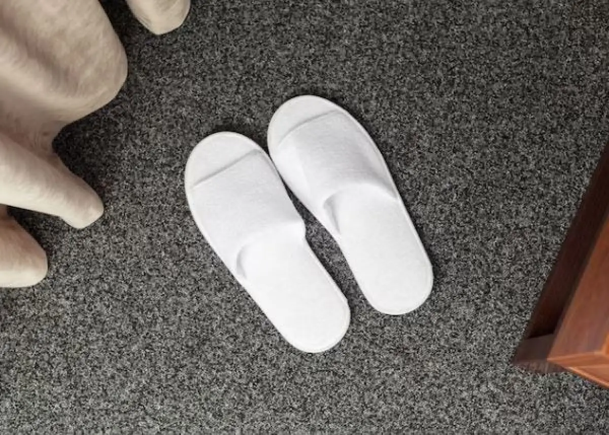 Alasan Sandal hotel Tidak Untuk Dipakai Ke Luar Kamar (Sumber : Freepik)