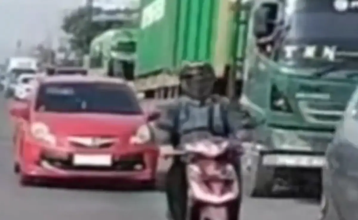 Terekam kamera, detik-detik seorang pengendara motor mengacungkan jari tengahnya ke arah sopir ambulans yang jalan lawan arah di Sayung, Demak. (Sumber : Instagram @portalsemarang)