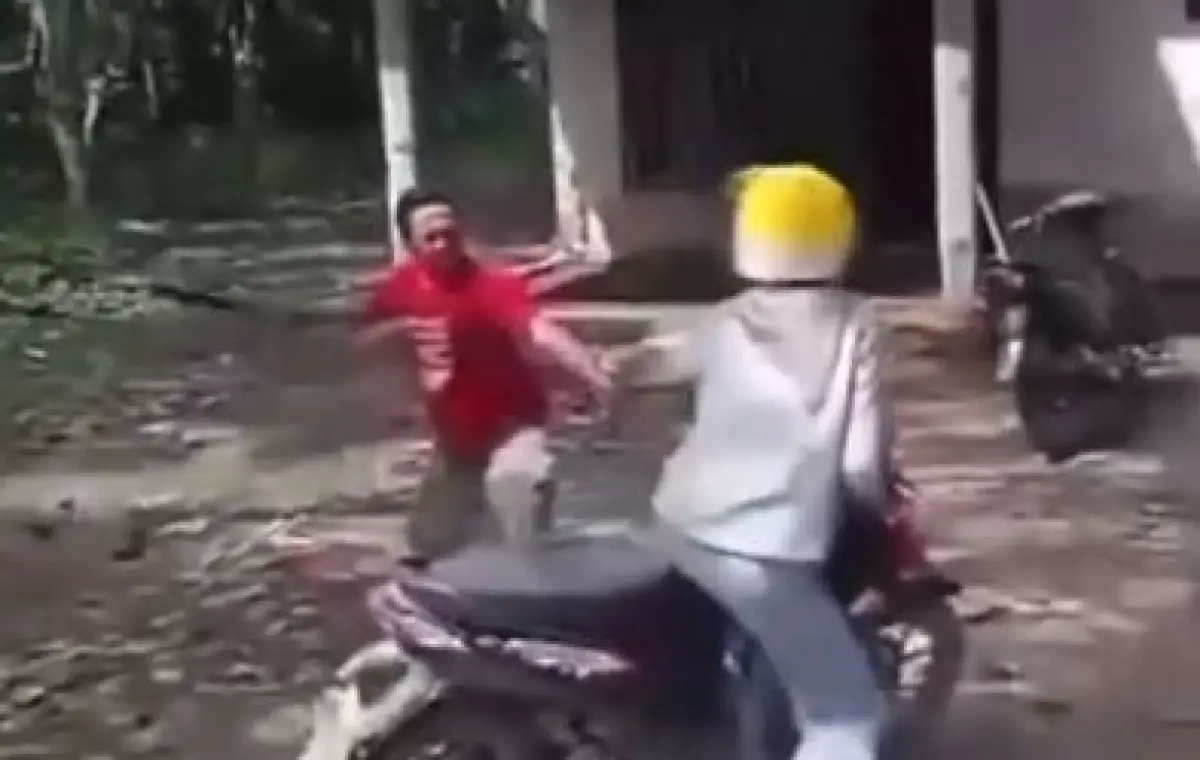 Pria Ditagih Hutang Ngamuk Acungkan Golok di Pematang Cengal Barat, Petugas Mekar Wanita Jadi Korban Kekerasan (Sumber : x.com/@KontenBerfaedah)