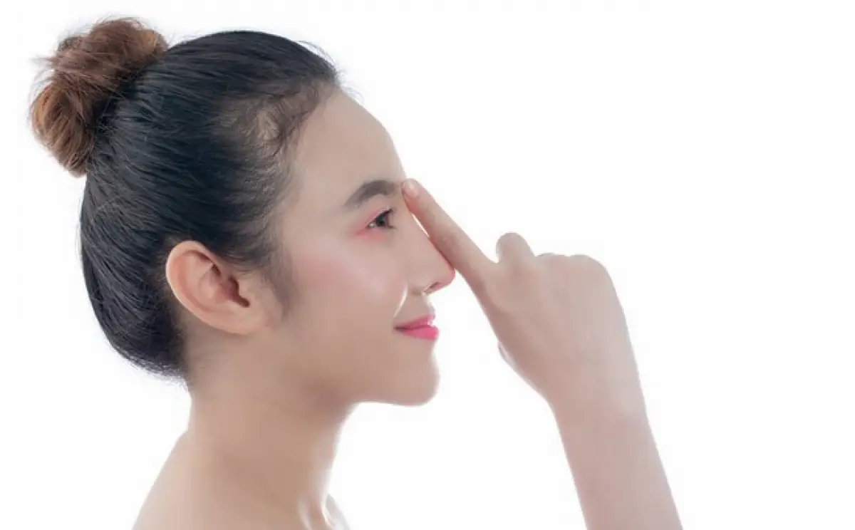 Ilustrasi membersihkan hidung dengan cara mengupil (Sumber : Freepik/Jcomp)